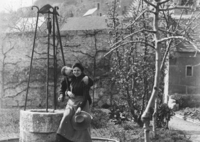 Paul Bocquet et sa femme Juliette dans le jardin de leur maison de Cœuvres.