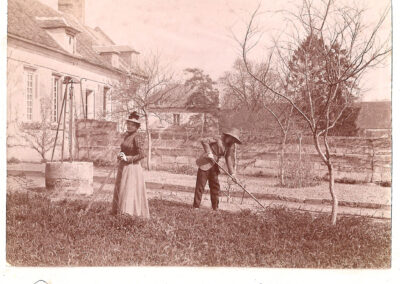 Paul Bocquet avec sa femme Juliette dans le Jardin de Cœuvres